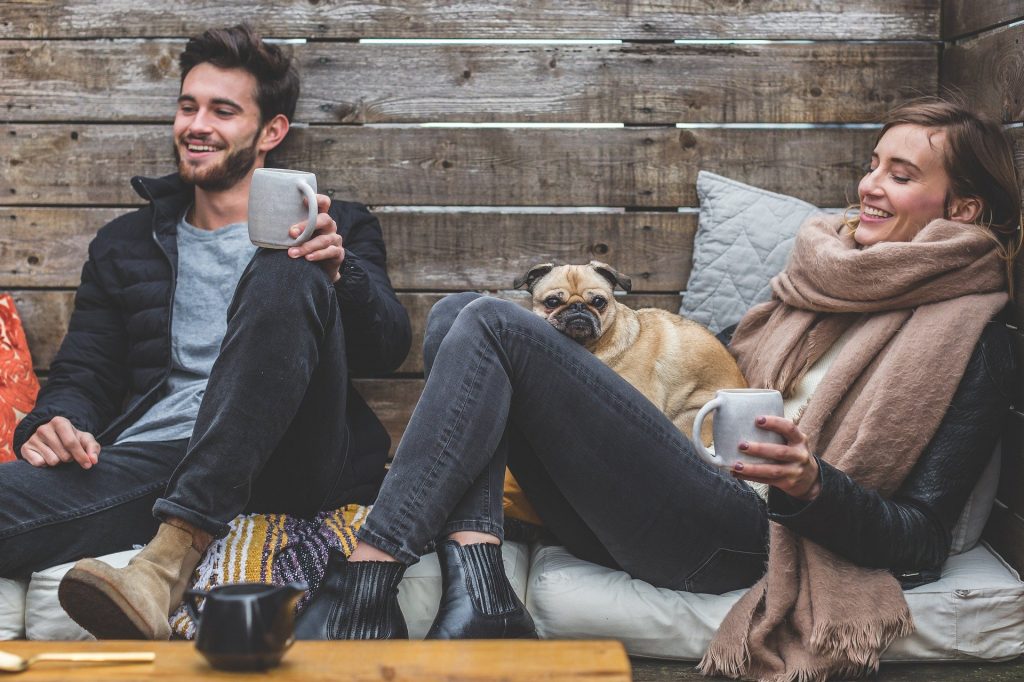 Complete la oración: Un día eres joven y al otro…