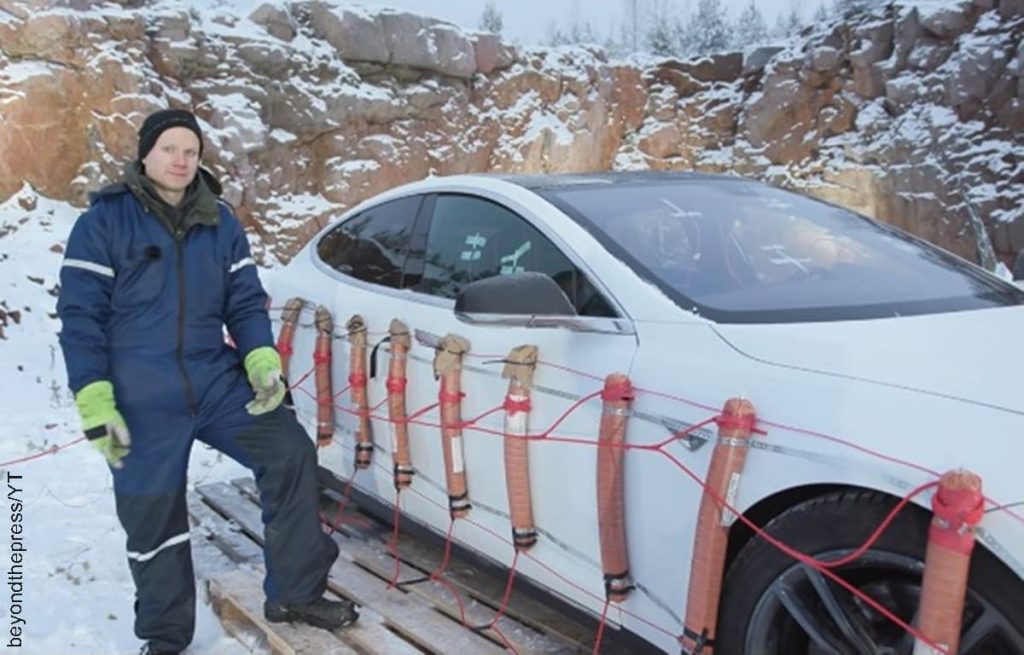 [VIDEO] Estaba chato parece: Youtuber hizo estallar un Tesla