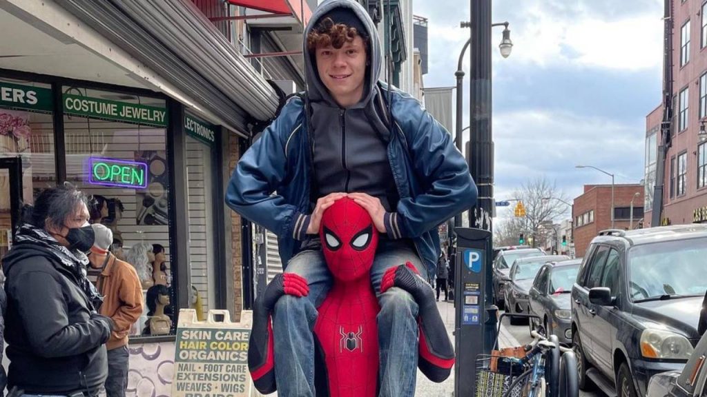 No le dieron la pasá' al hermano chico de Tom Holland en Spiderman