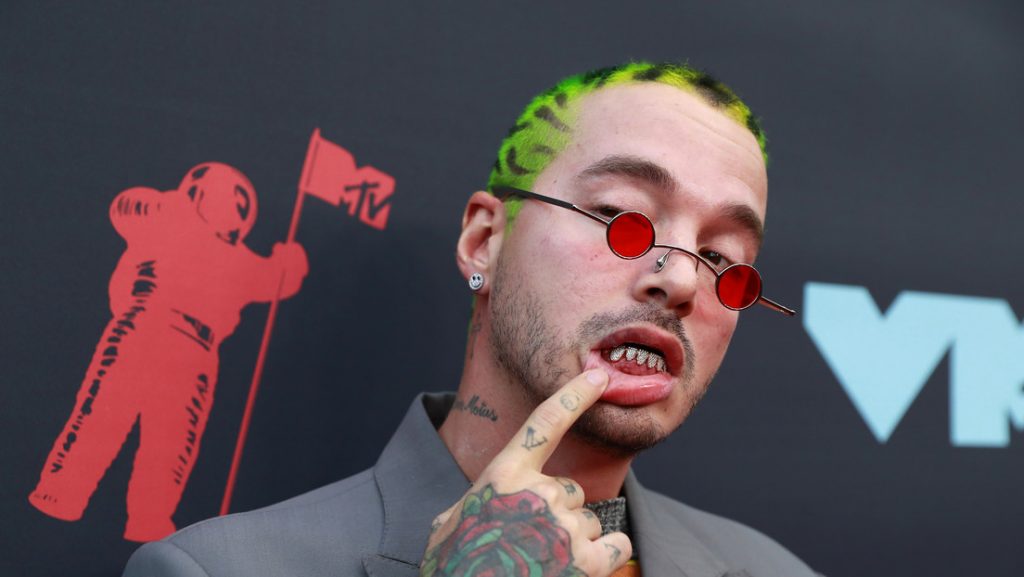 Tan lindo él: J Balvin le regaló sus tillas a niño que recibió burlas por usar modelo pirateado