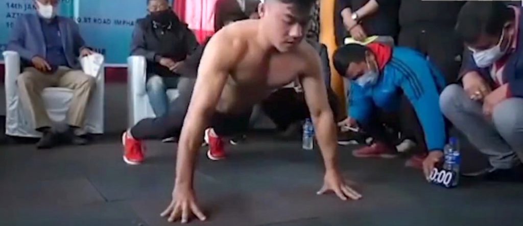 Cómo quedaste? 109 flexiones en un minuto con solo los dedos