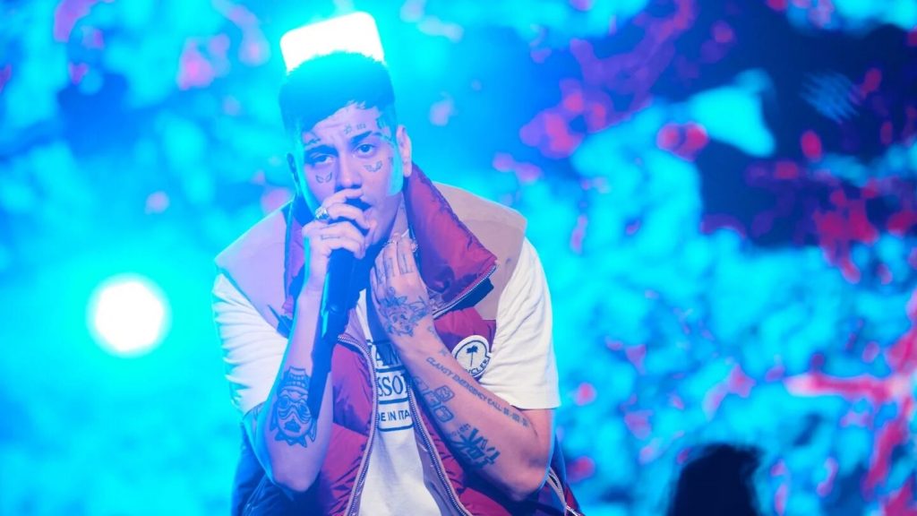 [VIDEO] Está que arde: Duki se prendió en llamas en pleno concierto y sale ileso