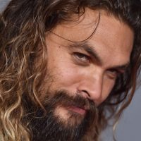 De patitas a la calle: Jason Momoa quedó sin casa tras divorciarse