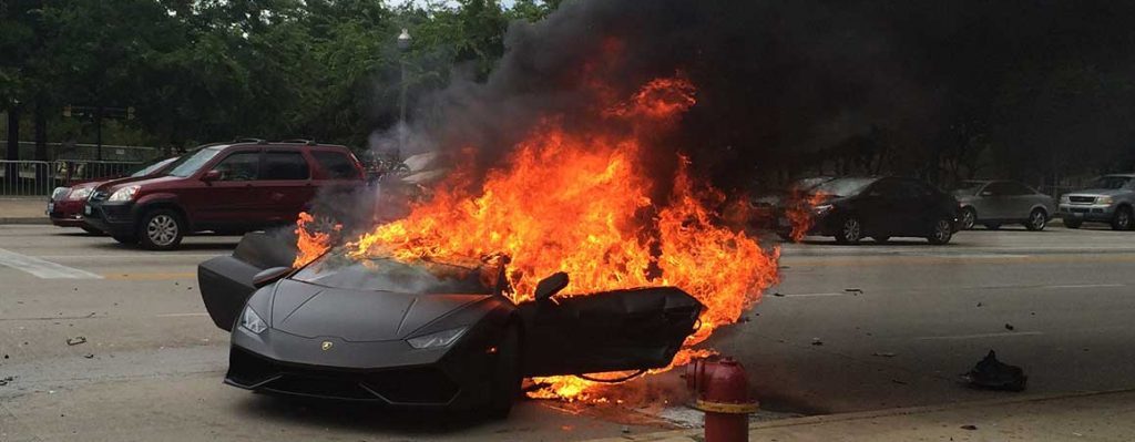 Dile a tus amigos: Si tu Lamborghini no ha llegado probablemente se  incendió en este barco