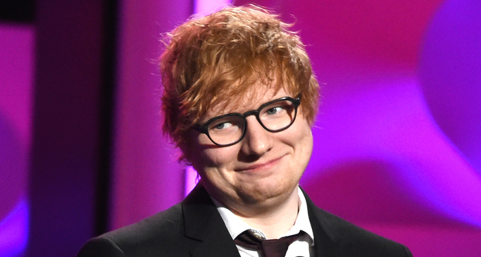 Ed Sheeran está construyendo una iglesia en su jardín con una tumba subterránea