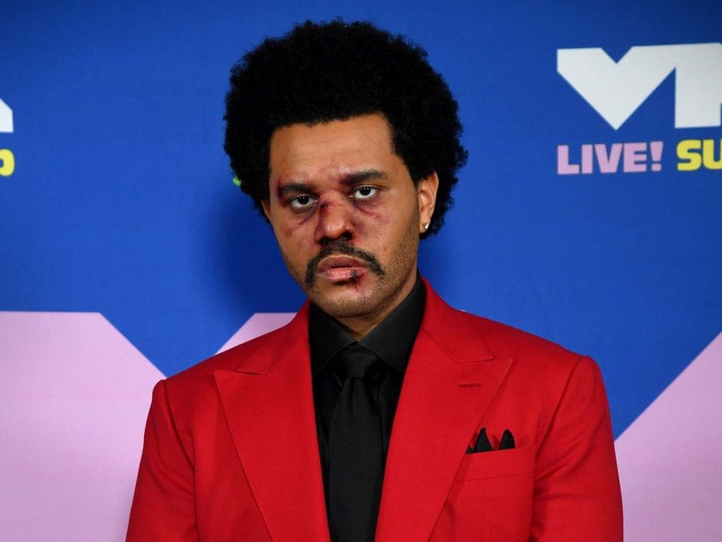 Cacharon a The Weeknd comiéndose a besos a la amiga de su ex polola