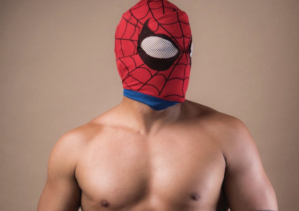 Todo un superhéroe: Sensual Spiderman donó más de 10 millones que recaudó con osadas fotos