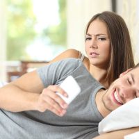 Mujer pagó un robo para revisar celular de su novio