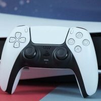 Joven es captado huyendo de terremoto solo con su Playstation 5