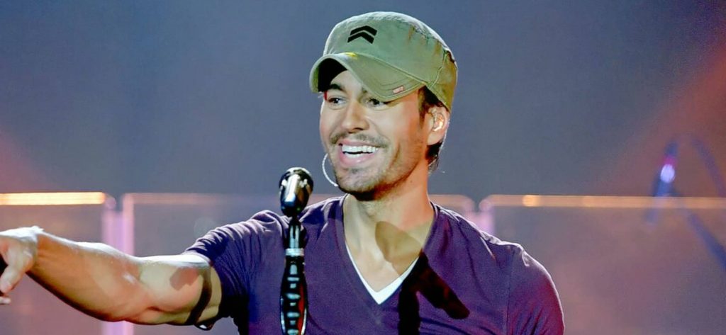 Mujer de 63 años cae en estafa de más de 3.000 dólares con un falso Enrique Iglesias