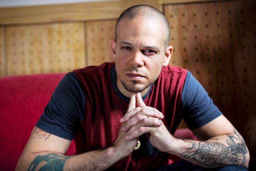 ¿Continúa la “teleserie”?: Residente saca a relucir todos sus premios en challenge de TikTok
