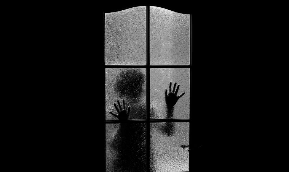 Niño fantasma quedó grabado por cámaras de seguridad y se hace viral