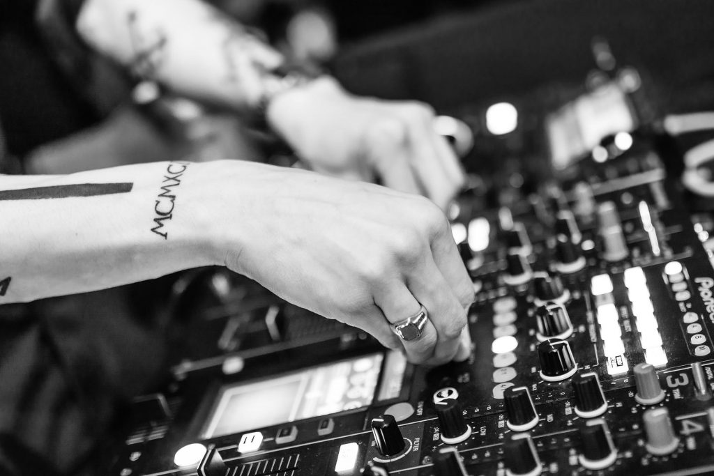 Motívate con estas mezclas de DJ Rudbuay desde el estudio de la más prendida