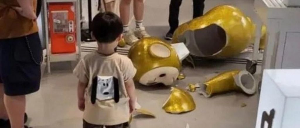 La bendi dejó la patá en una tienda y padre pagó millonaria multa