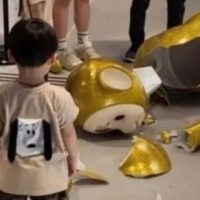 La bendi dejó la patá en una tienda y padre pagó millonaria multa