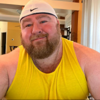 Hombre arrasa en OnlyFans mostrando cómo engorda día a día