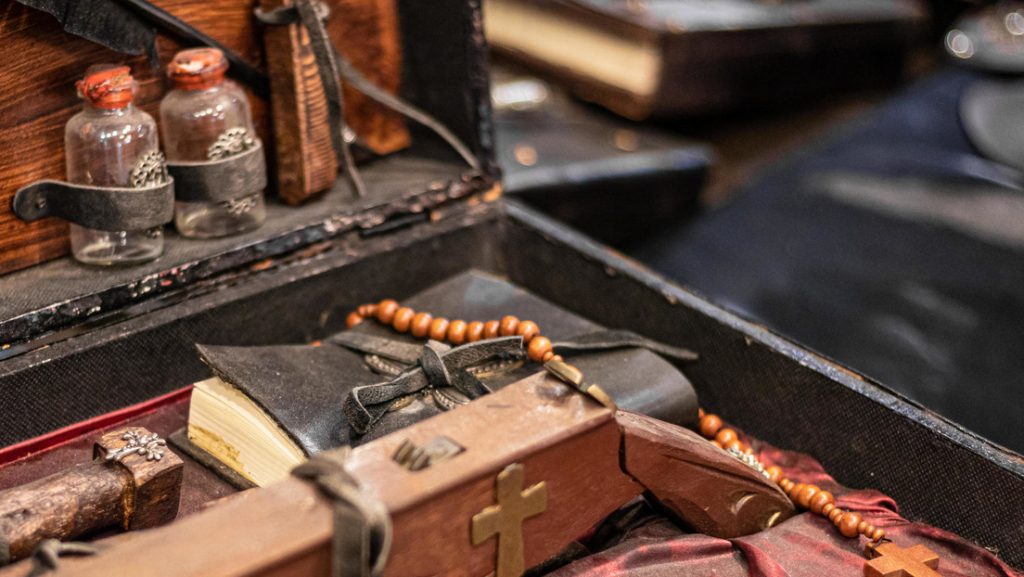 ¿Lo comprarías?: subastan un kit antiguo para matar vampiros