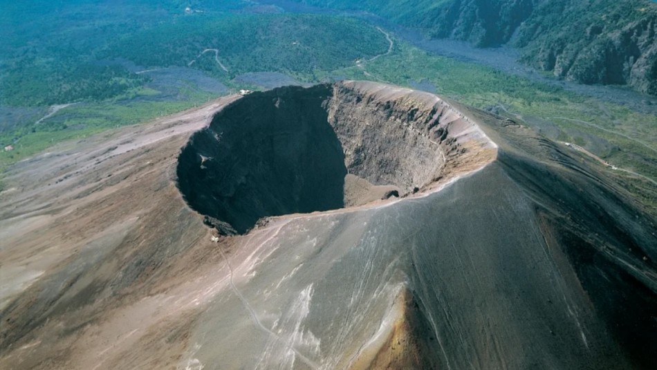 El turista del año: Se cayó al cráter de un volcán todo por una selfie