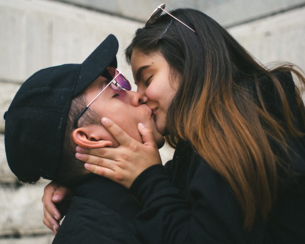 Hoy es el Día Internacional del Beso Robado