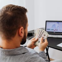 Lo pillaron: Se gastó casi 10 millones de pesos en suscripciones a OnlyFans