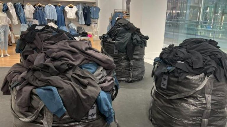 Critican a Balenciaga por vender 'bolsa de basura