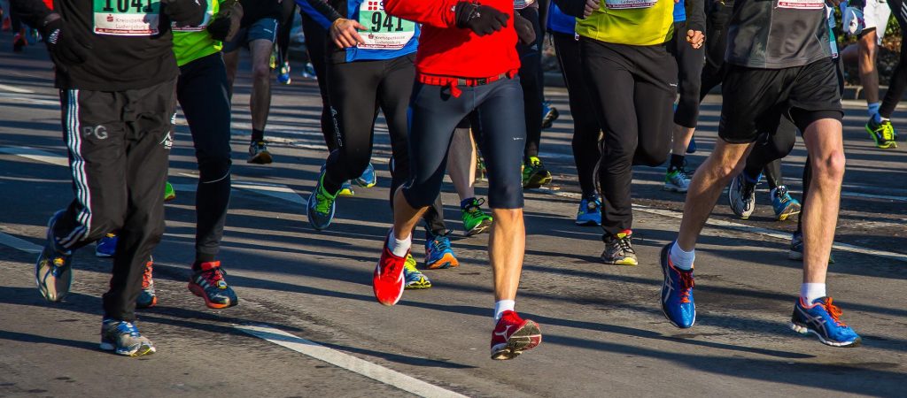 En Boston las universitarias le dan besitos a los runners