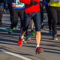 En Boston las universitarias le dan besitos a los runners