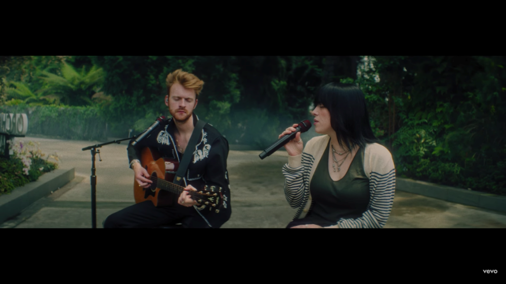 Billie Eilish se lanza con dos éxitos grabados en vivo