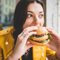 ¿Quieres comer gratis? baja una aplicación de citas