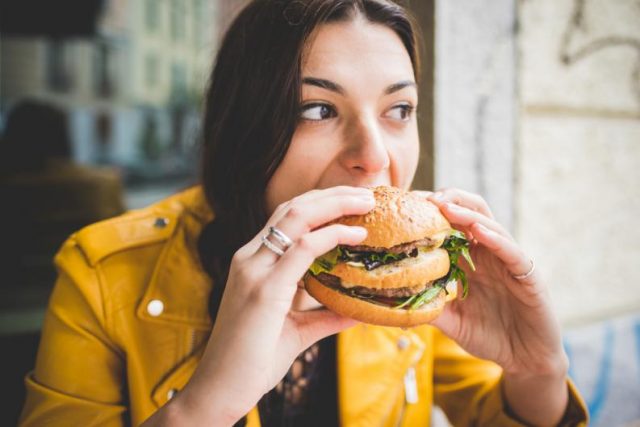 ¿Quieres comer gratis? baja una aplicación de citas