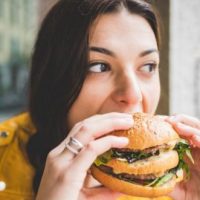 Comer rápido engorda y daña tu estómago, alerta experta