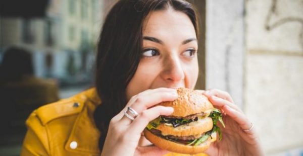 Comer rápido engorda y daña tu estómago, alerta experta