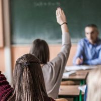 Corte confirma multa a colegio por dejar alumnos afuera tras cierre de puertas