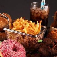 La ciencia confirma: dormir mal te hace comer chatarra