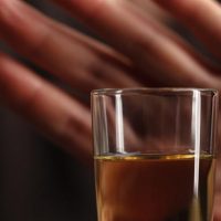 Los jóvenes prefieren los juegos de mesa antes que el alcohol y las fiestas
