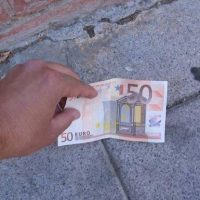 Tener “problemas de plata” hace peor que fumar