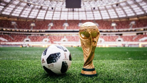 Chofer se volvió viral por aceptar láminas del Mundial como pago