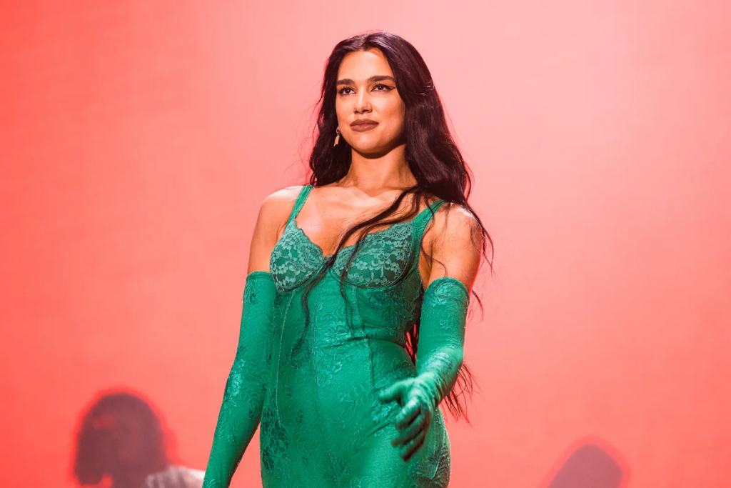 ¿Qué le enseñarías a decir?: Dua Lipa reveló en su podcast que está aprendiendo español