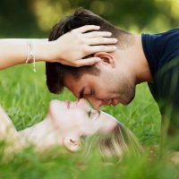 ¡Enteros románticos! Ellos piensan en su pareja con este temita