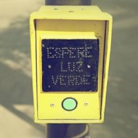 ¿Sirve el botón de los semáforos?