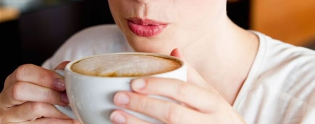 ¿Bueno pa’l café? Estudio afirman que beber café caliente te traería problemas
