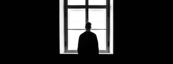 OMS alerta: la soledad masculina ya es un problema de salud pública