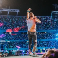 ESCÁNDALO EN VIVO: CEO ES EXPUESTO JUNTO A SU AMANTE EN CONCIERTO DE COLDPLAY