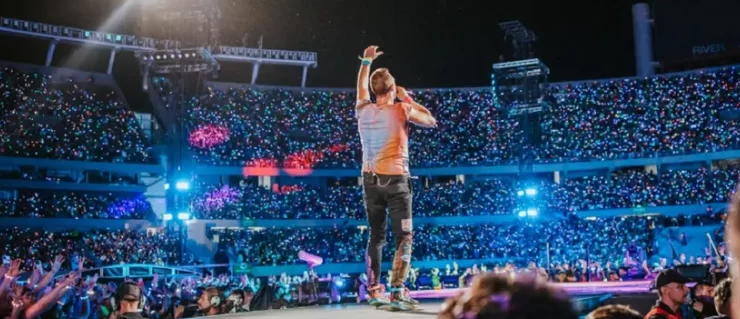 ESCÁNDALO EN VIVO: CEO ES EXPUESTO JUNTO A SU AMANTE EN CONCIERTO DE COLDPLAY