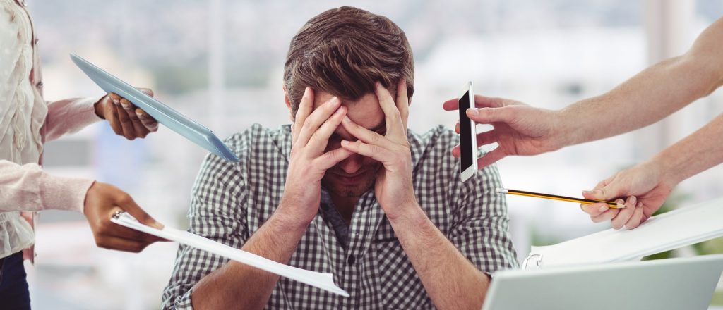 Trabajar tanto no solo cansa… también mata, según la ciencia