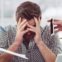 Trabajar tanto no solo cansa… también mata, según la ciencia