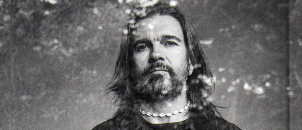 ¡A Dios le pido que Juanes no pare de hacer música! Dale play a “Gris”, su nueva canción