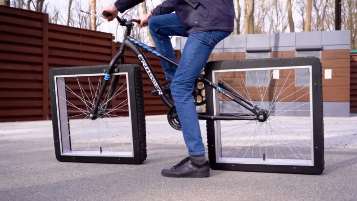 ¡Mira! Esta es la bicicleta de ruedas cuadradas