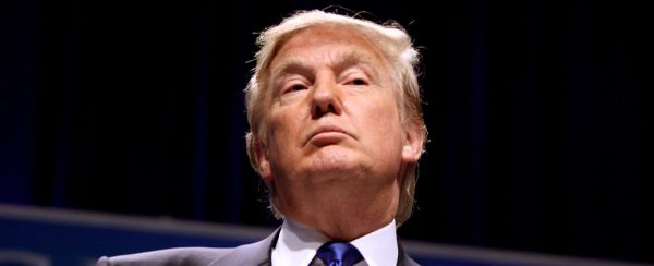 Polémica estatua recrea escena de Titanic con Trump y Epstein