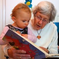 Polémica: ¿Hay que pagarle a tus papás por cuidar a sus nietos?